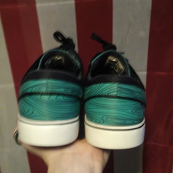 Nike Janosky - Picture 3 of 6